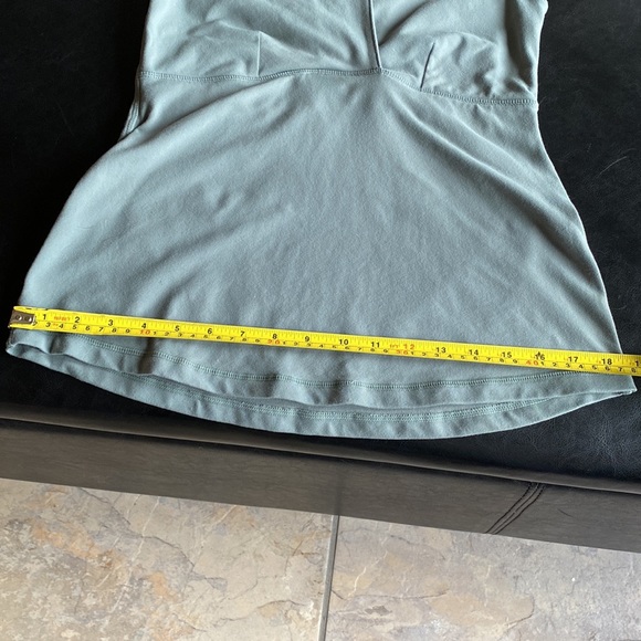 Vintage LULULEMON Fitness Top with Built-in-Bra Size Small - Picture 7 of 10